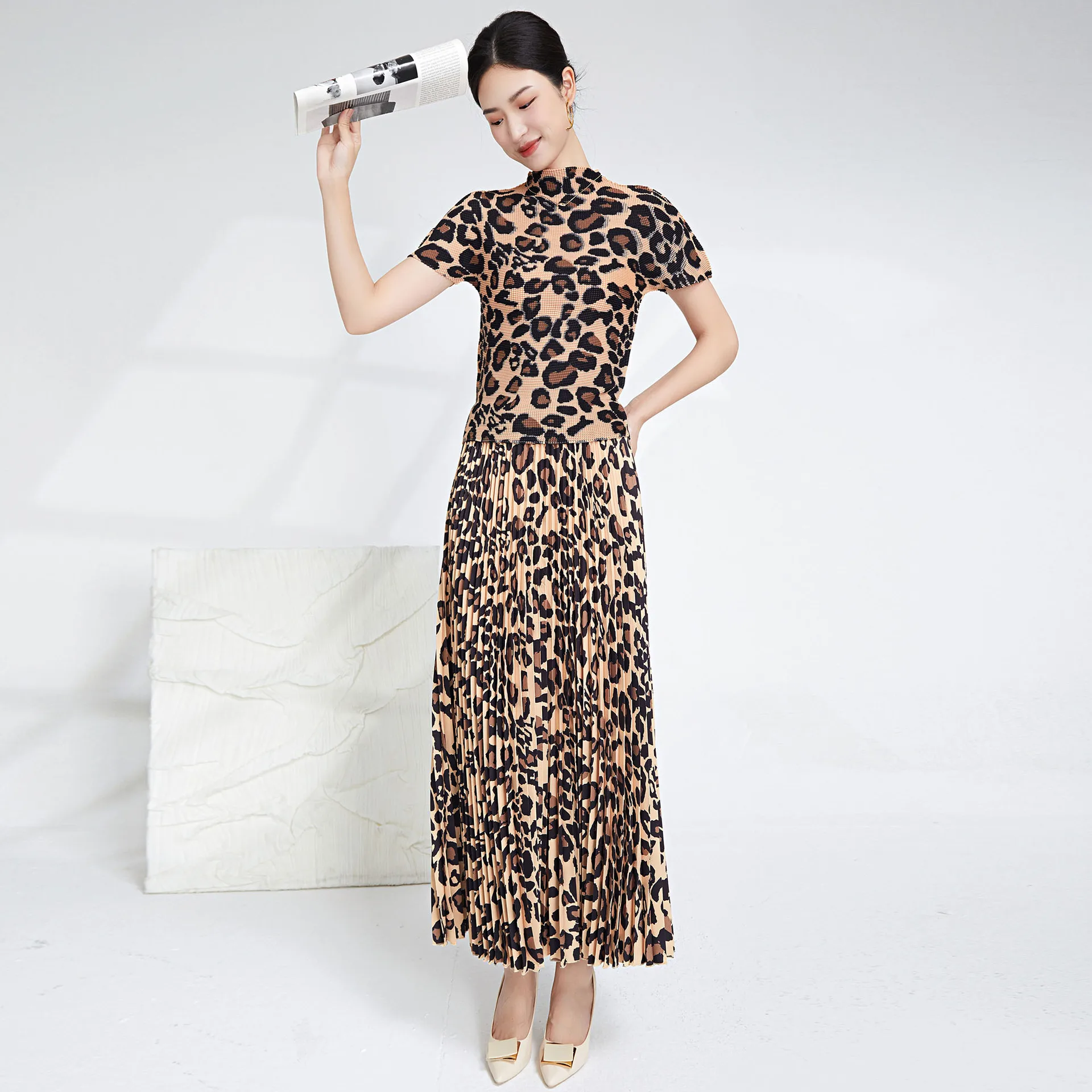 Western-style leopard print two-piece set featuring a stretchy short-sleeved T-shirt and a pleated skirt with a beautiful drape.