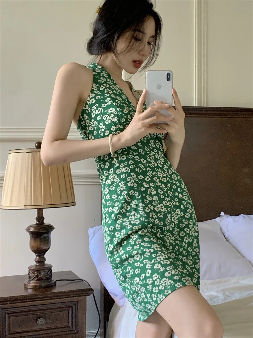 

Suspender dress with V-neck floral A-line short skirt buttocks wrapped new Hong Kong style retro women's summer slimming trend