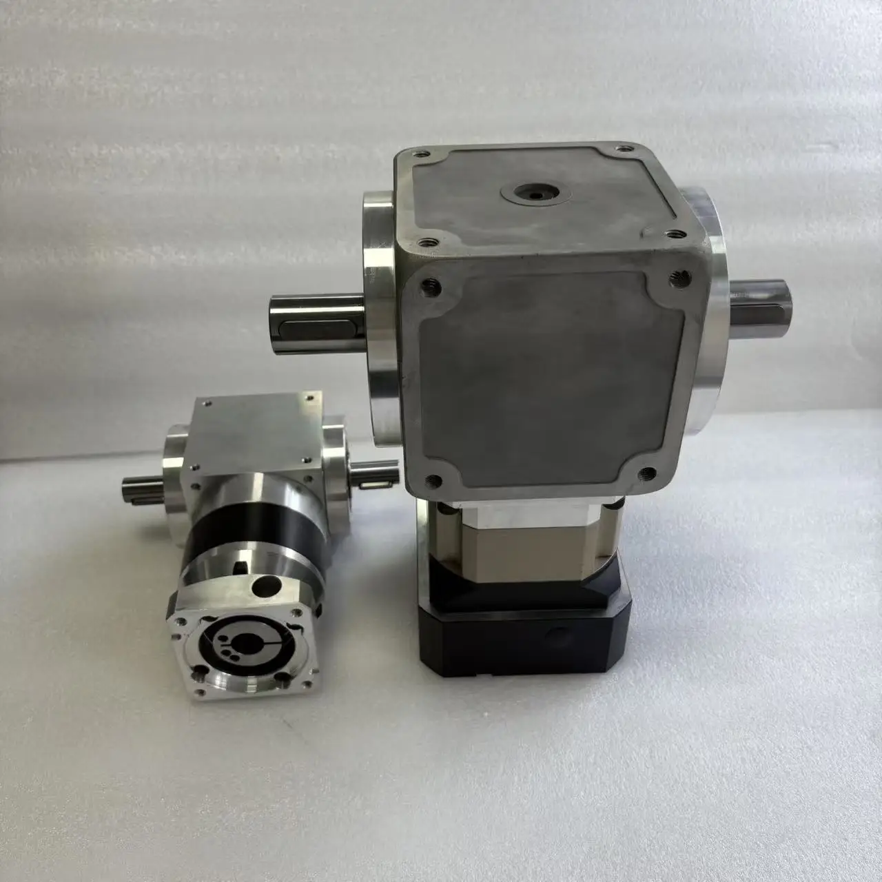 PW170 Series Right Angle Planetary Gearbox Speed Reducer 5 HP 360Nm Torque 1:1 Ratio 97% Efficiency Hollow Shaft Construction