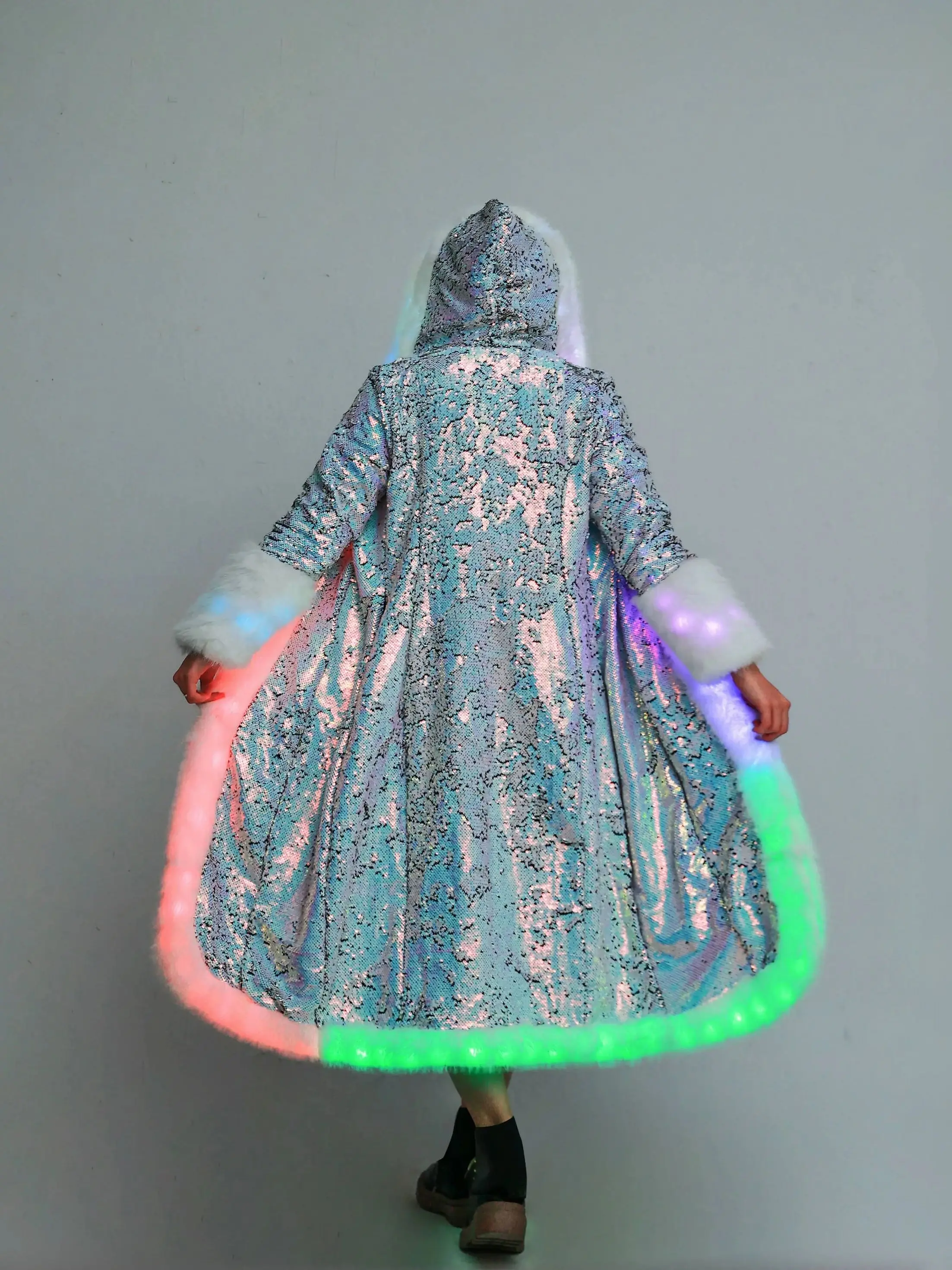 المرأة LED الترتر فو الفراء معطف طويل مقنع مهرجان و تأثيري الزي بالطاقة مقياس السمك الملمس مزين LED مضاءة سترة