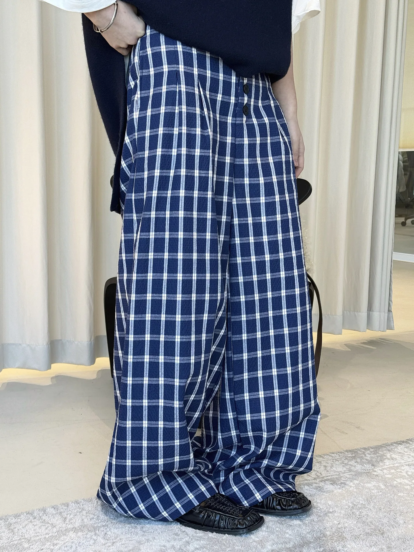 Early Spring Retro Fashionable Blue and White Grid Loose Wide Leg Casual Pants with Multiple Buttons Comfortable Pants for Women