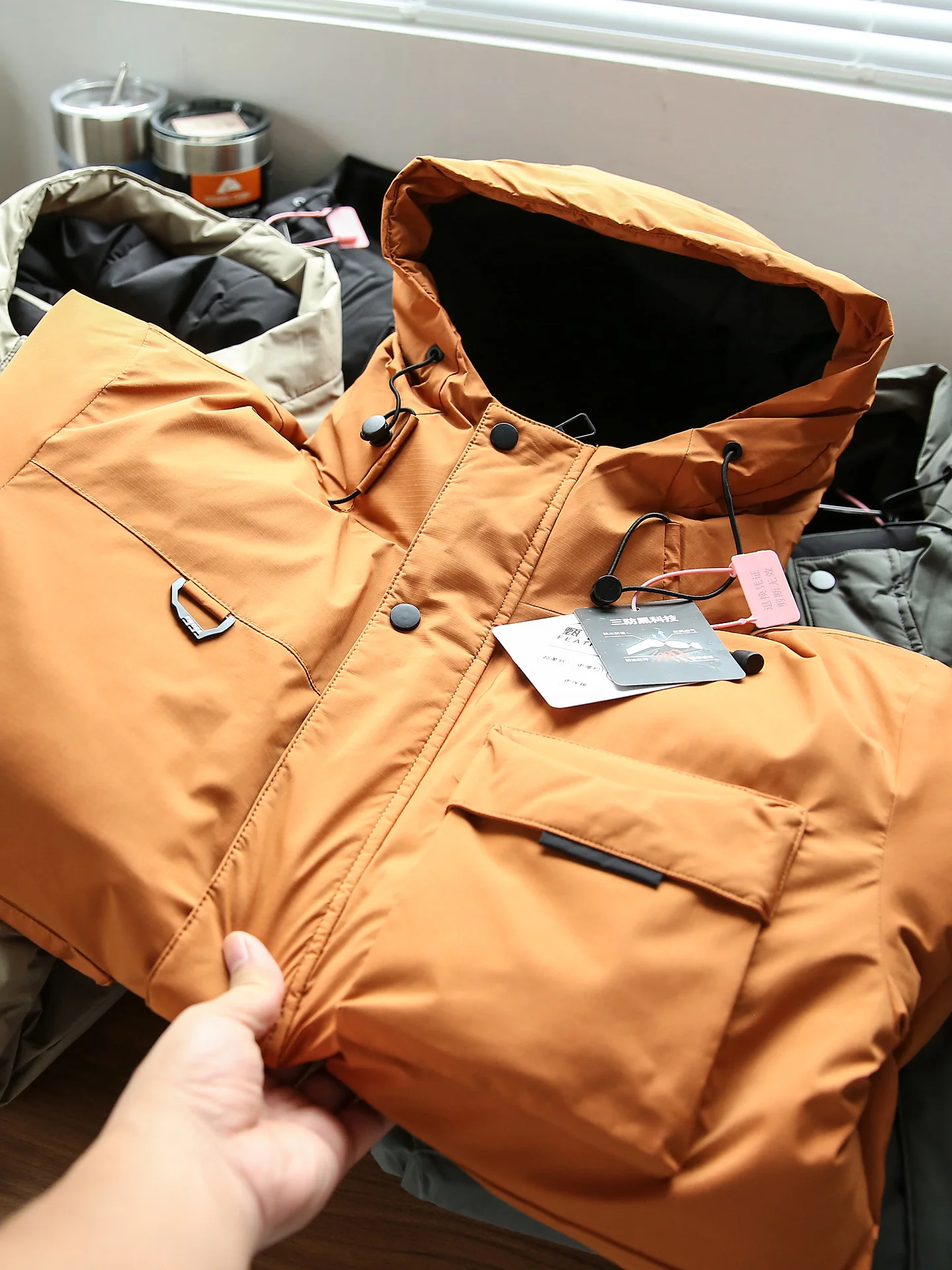 

Мужская зимняя куртка для активного отдыха: модная, повседневная, легкая, из полиэфирного волокна, с наполнителем из искусственного пуха, теплая, с капюшоном, с множеством карманов, трендовая