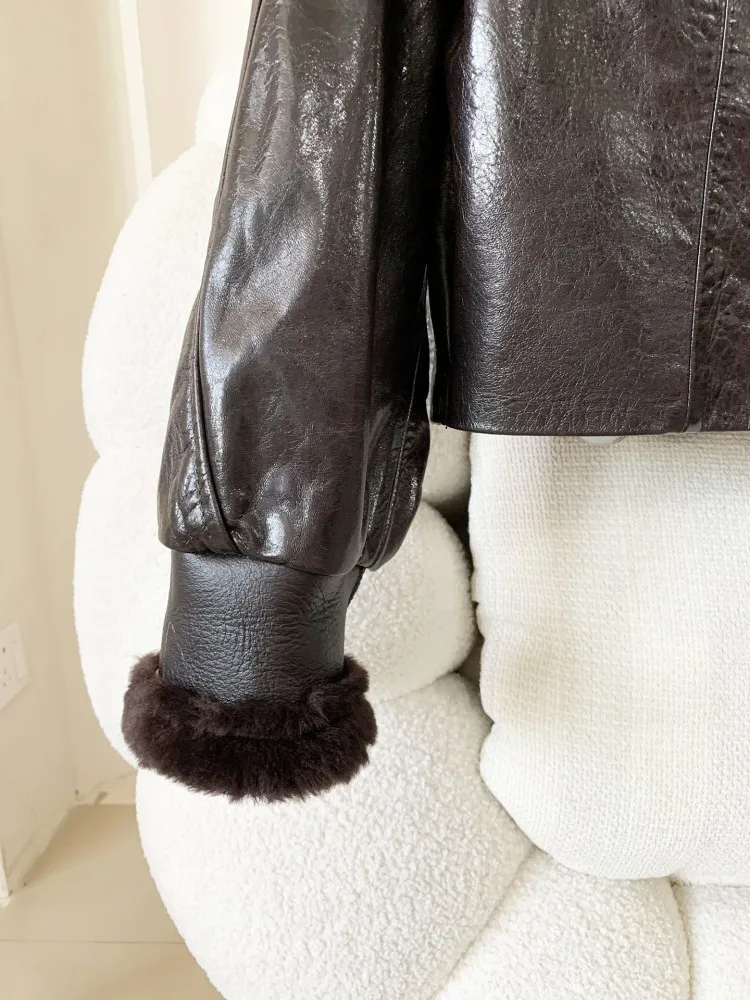 Giacca invernale da donna in vera pelle allentata con cera d'olio con cerniera, colletto in pelliccia, piumino da motociclista stile corto da donna alla moda