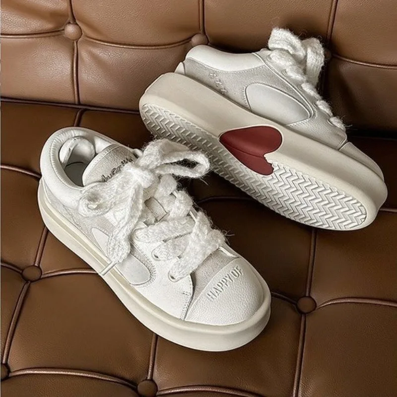 

Love Heart Thick Sole Platform Sneakers Men Women Casual Leather Skateboard Shoes Couples Streetwear Fashion White Shoes 2026 신발
