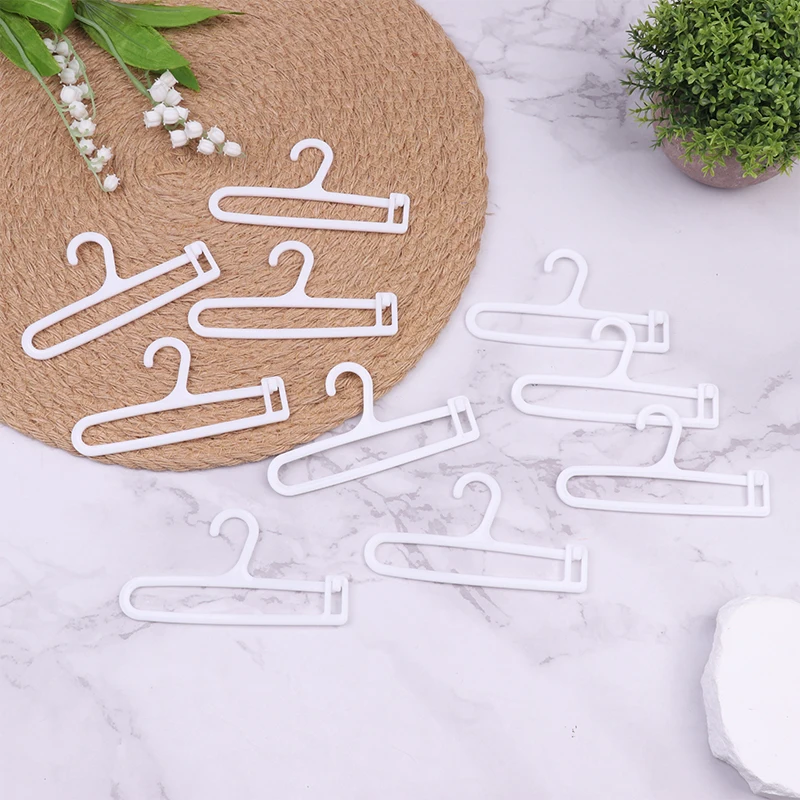 10Pcs/Lot Mini Hangers Dolls Accessories Doll Wardrobe Clothes Dollhouse Toy Decoration Accessories