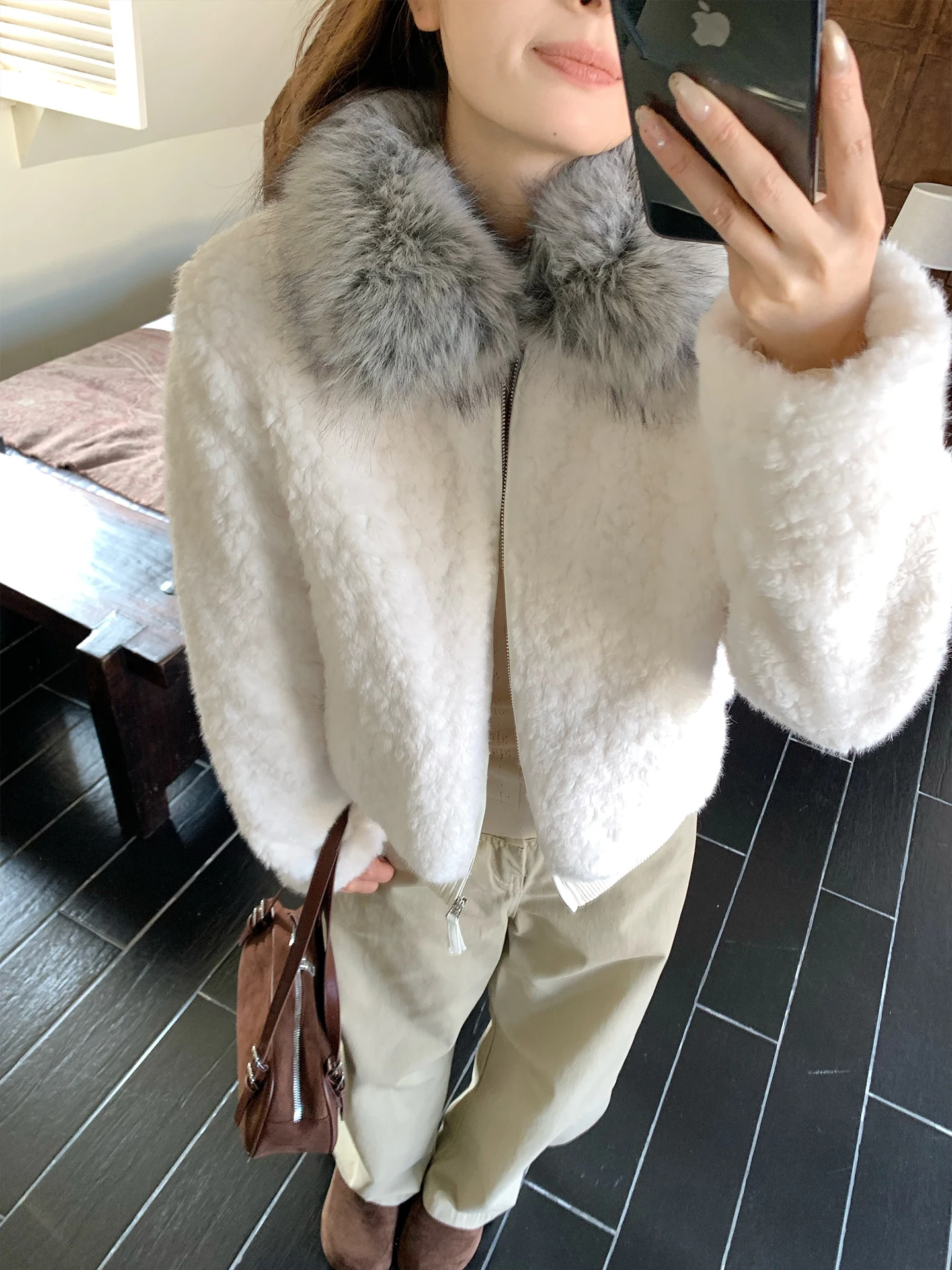 

Корейская утепленная короткая куртка из овечьей шерсти с большим меховым воротником, теплой хлопковой подкладкой и кожаными элементами для женщин, зимняя мода