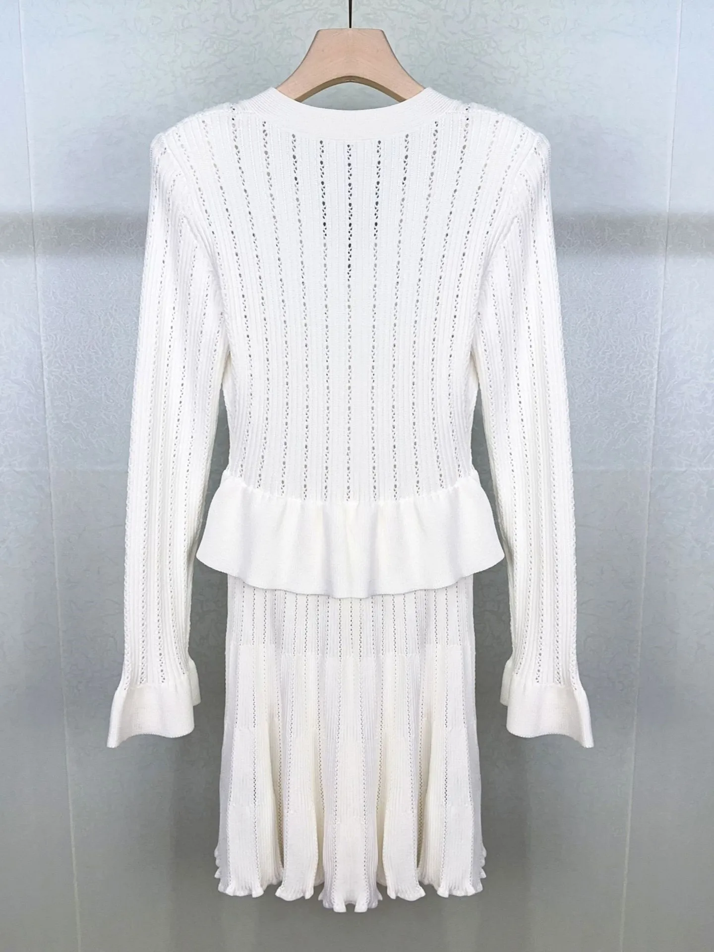 Damska biała sukienka z dzianiny Hollow Out Ruffles Spliced V-Neck Long Sleeve Pleated Slim Elegant Autumn 2024 Mini Robe