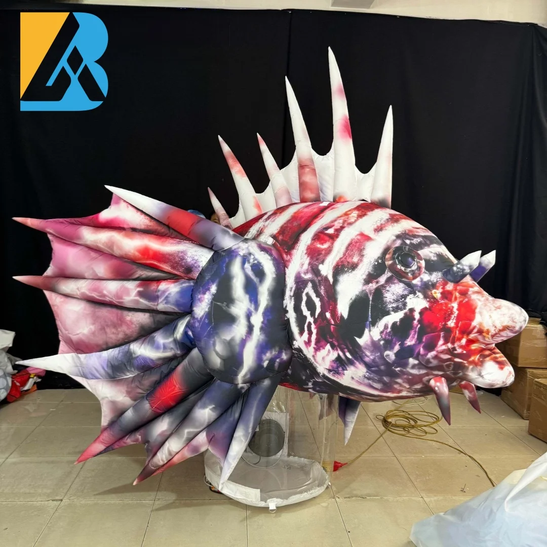Design di pesci colorati gonfiabili giganti su misura sul terreno per il giocattolo della decorazione della palcoscenico della celebrazione del giorno annuale