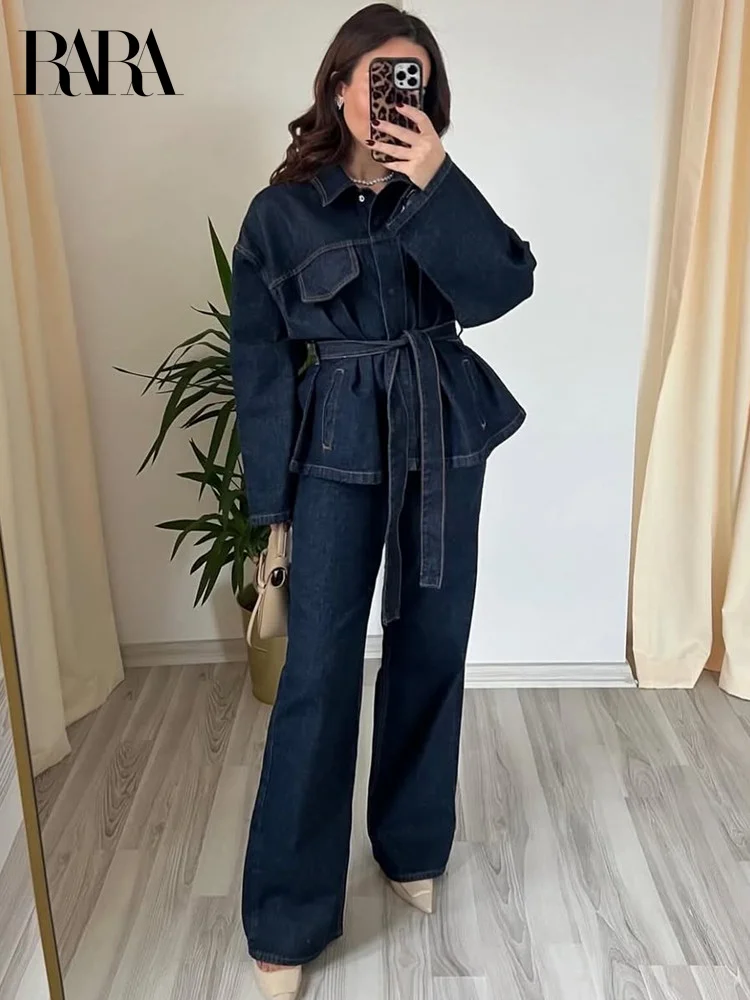 سترة RARA 2025 النسائية ذات الأكمام الطويلة بحزام من قماش الدنيم مقترنة مع مجموعة أزياء متطابقة بنطال ذو قصة أرجل واسعة لمظهر أنيق