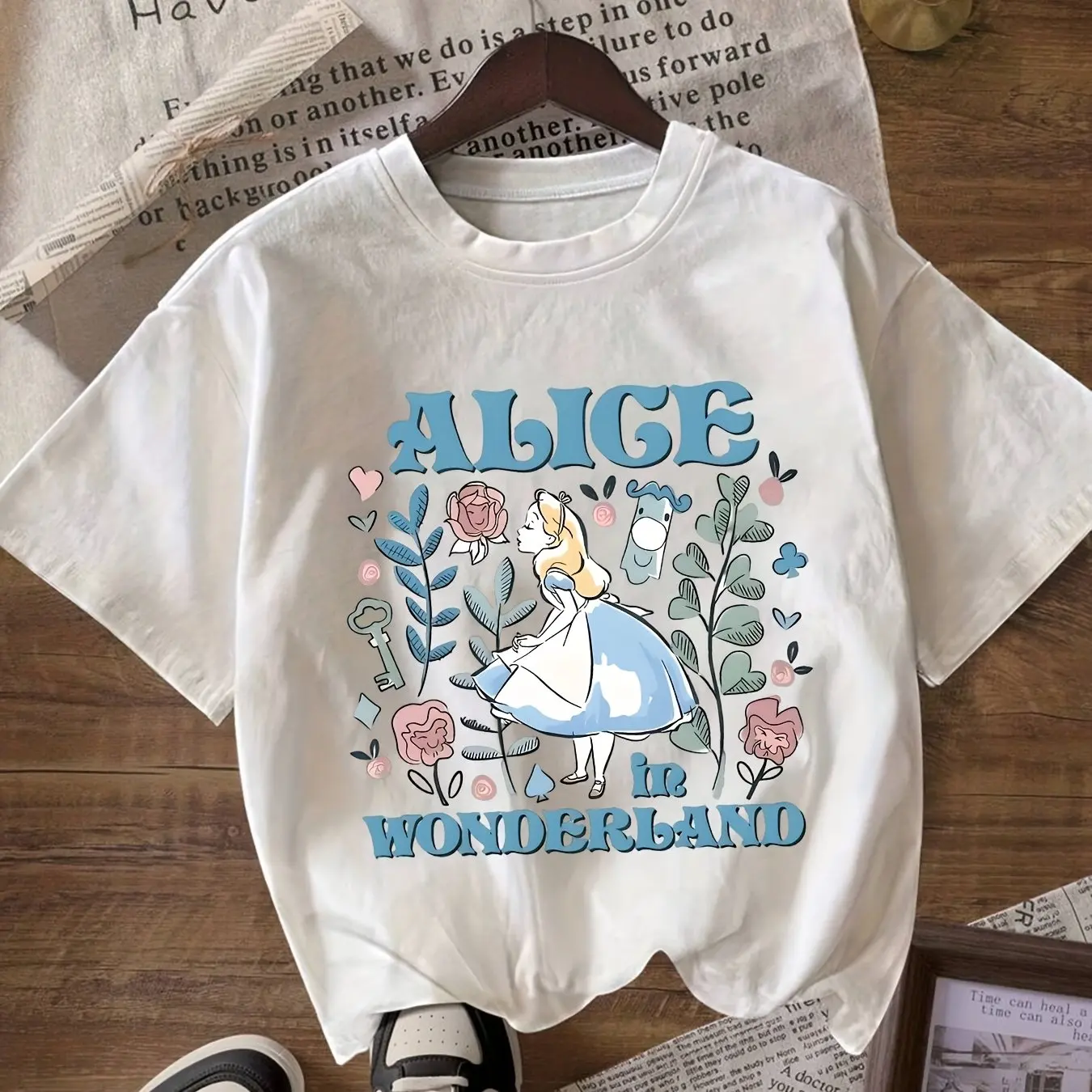Camiseta gráfica de Alicia en el país de las Maravillas de Disney para mujer, camiseta informal de manga corta con cuello redondo y diseño floral vibrante y corazón