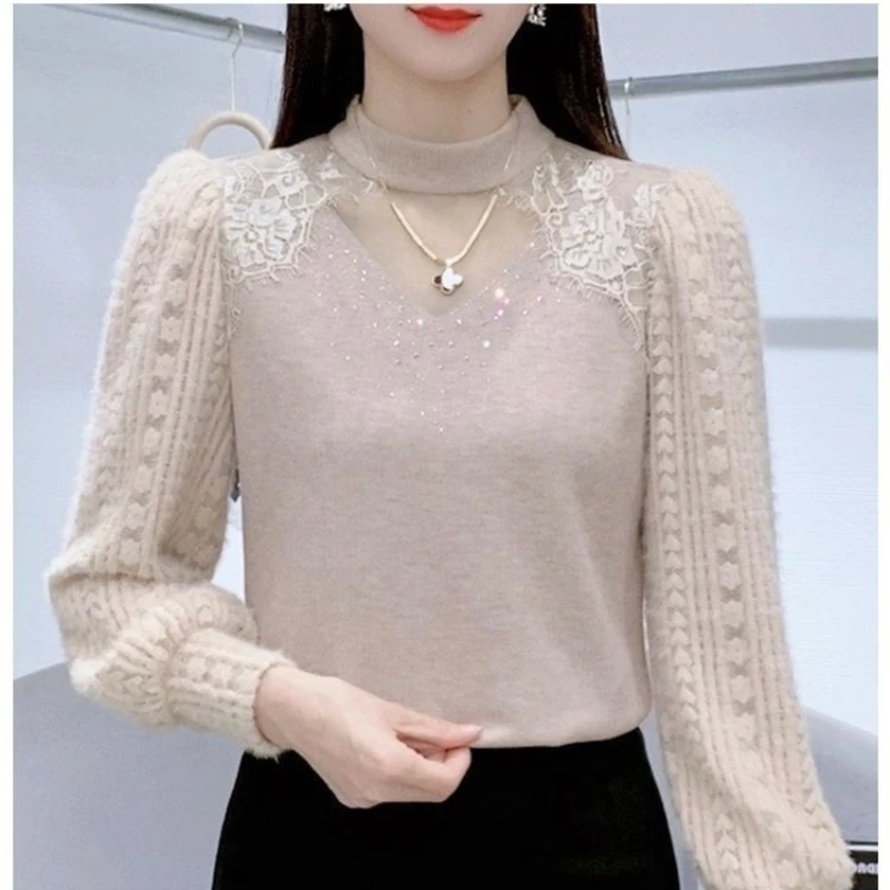 2024 Autumn/Winter New High End Feeling Plush Slimming Versatile Western Style Top French Age Reducing Lace Splice Knitted Women