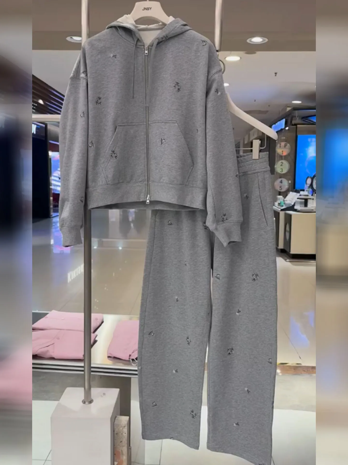 

Ретро повседневный комплект: худи с цветочной вышивкой и широкие брюки. Женский спортивный костюм-двойка с длинными рукавами. Новинка Весна 2026.