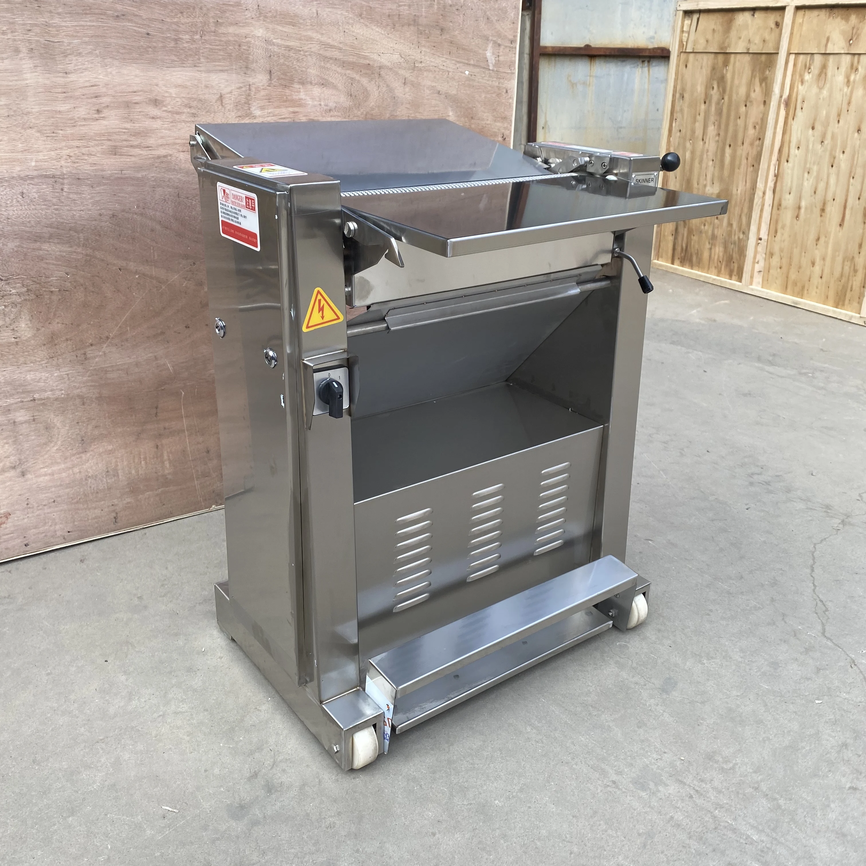 Fully Automatic Fresh Pork Skinning Peeling Machine Stainless Steel Electric Blade Pig Skin Removal Machine