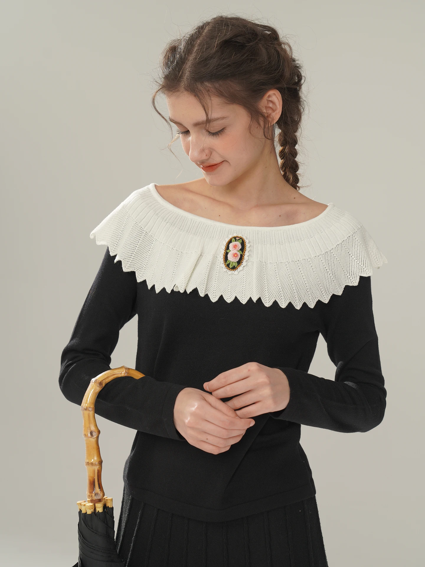 

Вязаный женский свитер с длинными рукавами, ручной вышивкой 3D-розами, овальным воротником в стиле ретро и мелким спиральным узором, черно-белый