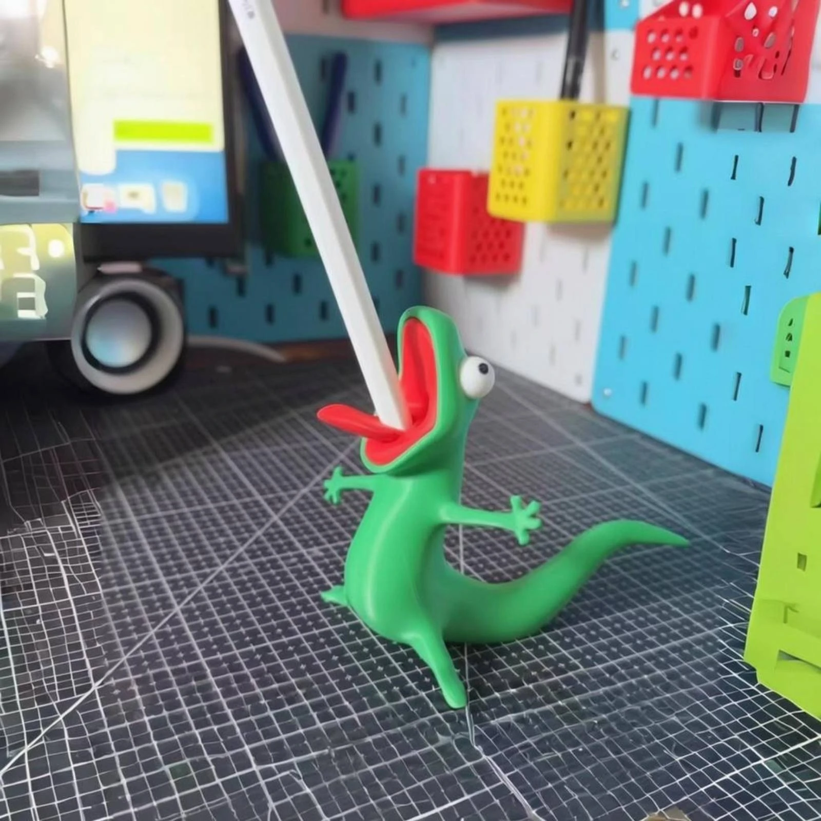 3D-Printed Lizard Pen Holder PLA Lizard Pen Holder