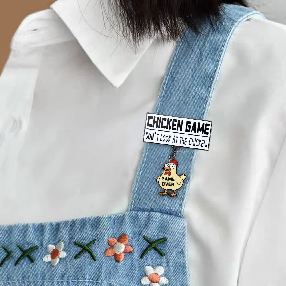 Lustiger Hühner-Spiel-Emaille-Pin: „Don't Look At The Chicken“-Brosche, Game Over Meme Abzeichen, Cartoon-Tier-Reversnadel, witziges Geschenk für Fans – Detail 3