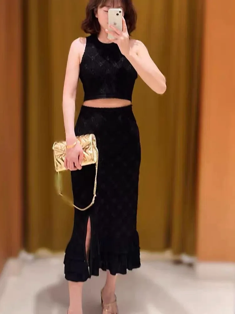 

High-End Knitted Slim Fit Vest And f Skirt Set for Women Faionable Me Pattern Bla Asymmetrical Hemline Ensemble