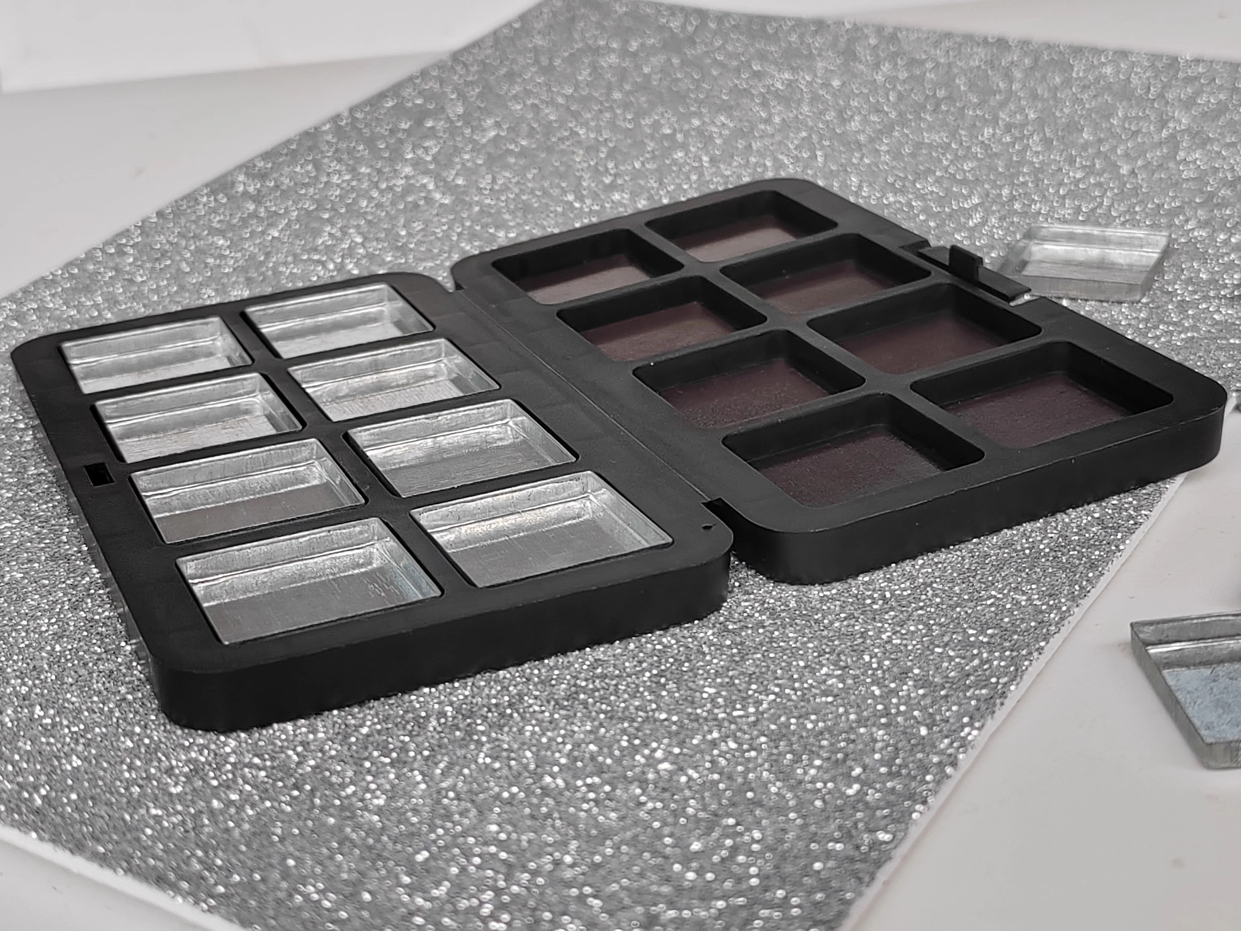 علبة مغناطيسية على الوجهين مكونة من 16 شبكة مع مقالي حديد حاوية معجون مكياج يمكنك صنعها بنفسك لوحة أحمر شفاه خافي عيوب البشرة لفناني المكياج