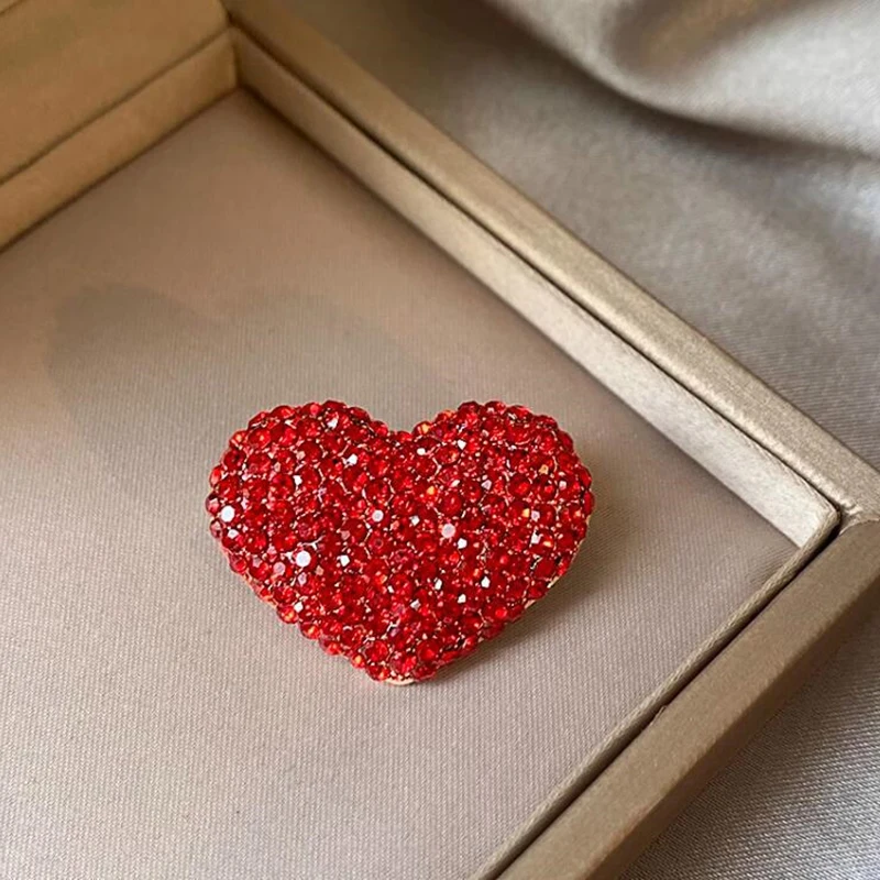 Full Of Diamonds, Red Love Brooches, High-end Women's Corsage Pins, Fixed Clothes, And A Sense Of Niche Design