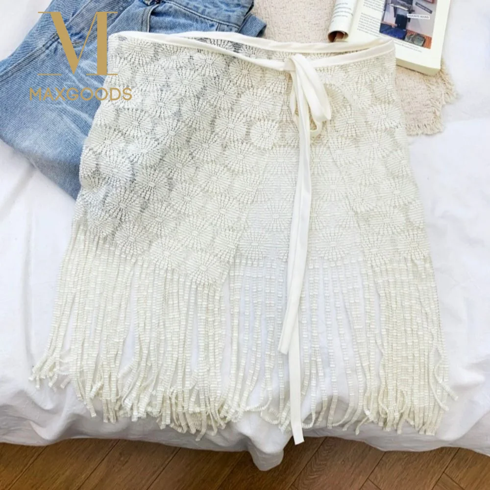 saia-curta-de-camadas-branca-moderna-com-amarracao-e-renda-estilo-y2k-com-franjas-longas-e-detalhe-floral-em-trico-para-sobreposicao