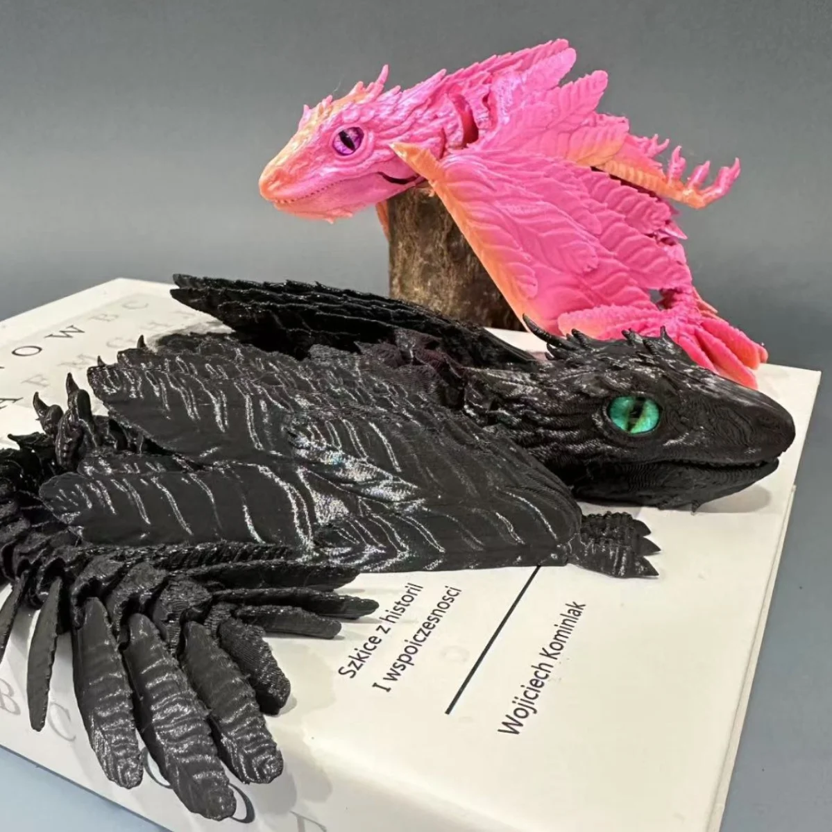Figurine de dragon volant imprimée en 3D avec des ailes d'oiseau en plumes, décoration de bureau, statue de dragon, cadeau créatif pour la maison et le bureau