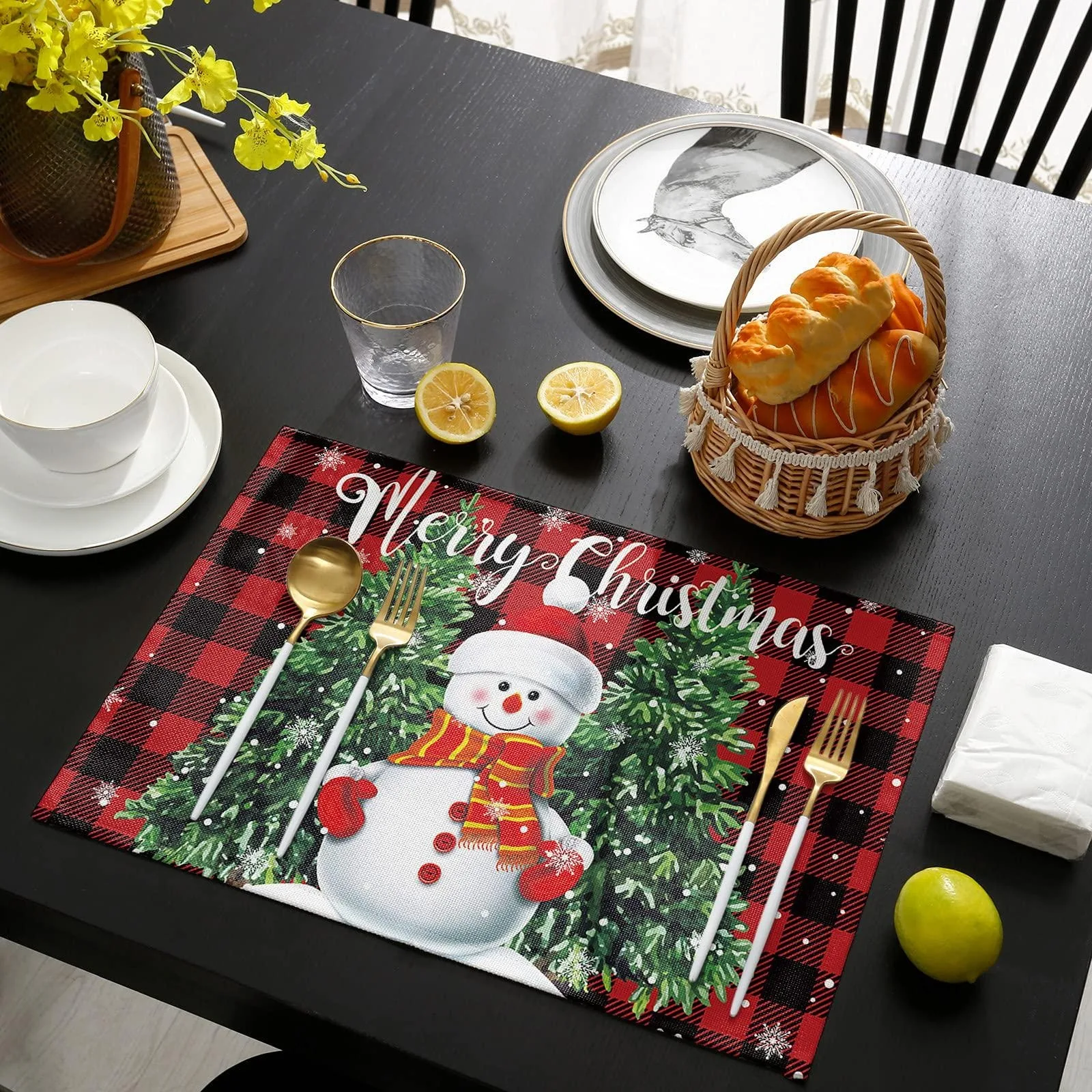 مجموعة مفارش عيد الميلاد مكونة من 4 قطع - منقوشة الجاموس الأحمر مع رقاقات الثلج على شكل رجل الثلج، مفارش طاولة قابلة للغسل لديكور طعام المطبخ #2