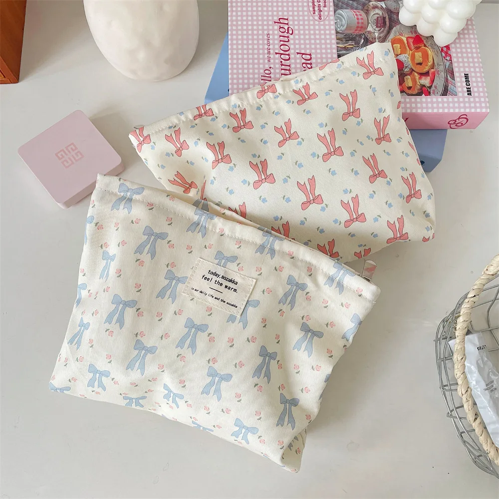 Make-up-Tasche mit bedruckten Schleifen, tragbare kleine quadratische Stofftasche zur Aufbewahrung der Hautpflege, Münzgeldbörse und Unordnung-Organizer