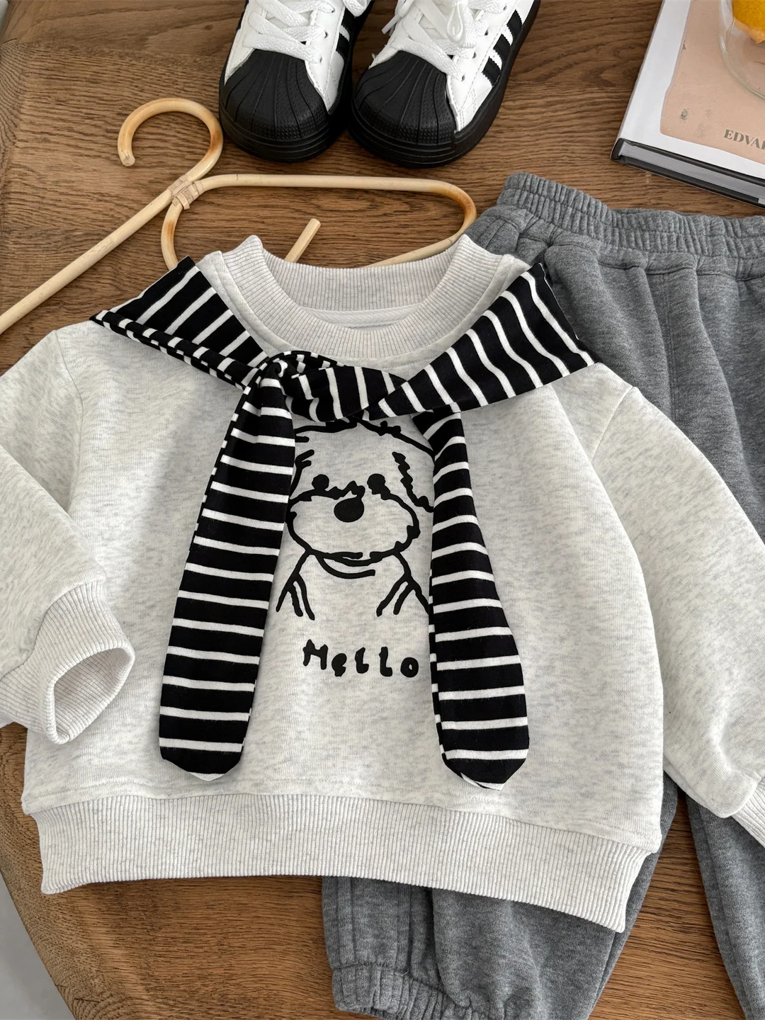 クールでトレンディな子供用春服パーカー、ラウンドネック、男の子用、漫画プリント、綿混紡、快適で通気性のあるルーズフィット、長袖