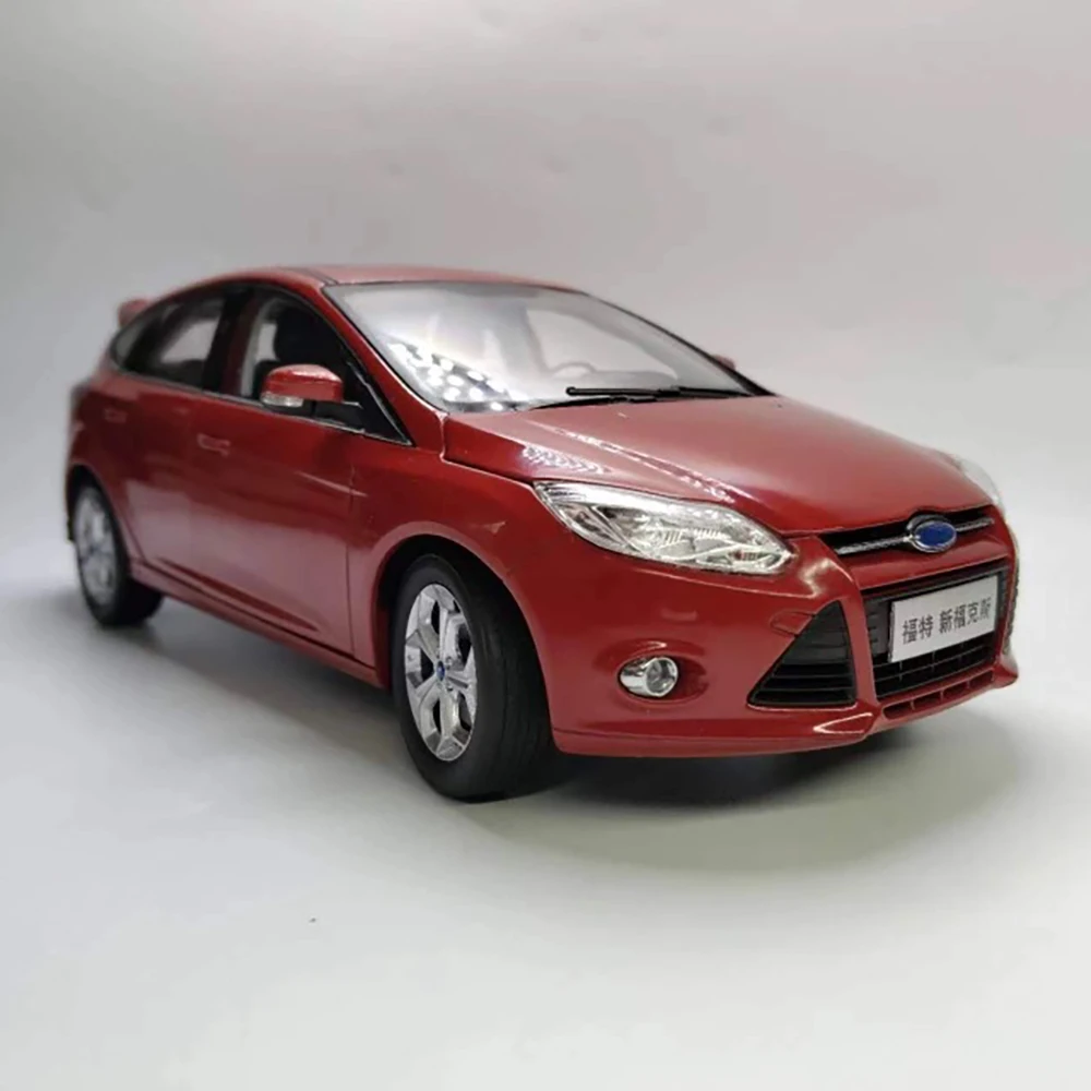 Model Focus 2012 Hatchback Sport Red – Najlepszy model samochodu w skali 1:18 dla kolekcjonerów i fanów Forda