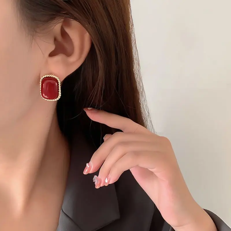 2024 Trendy Women\'s Ear Clip French Retro Wine Red Ear Clip Without Ear Hole, Socialite Pearl Earrings