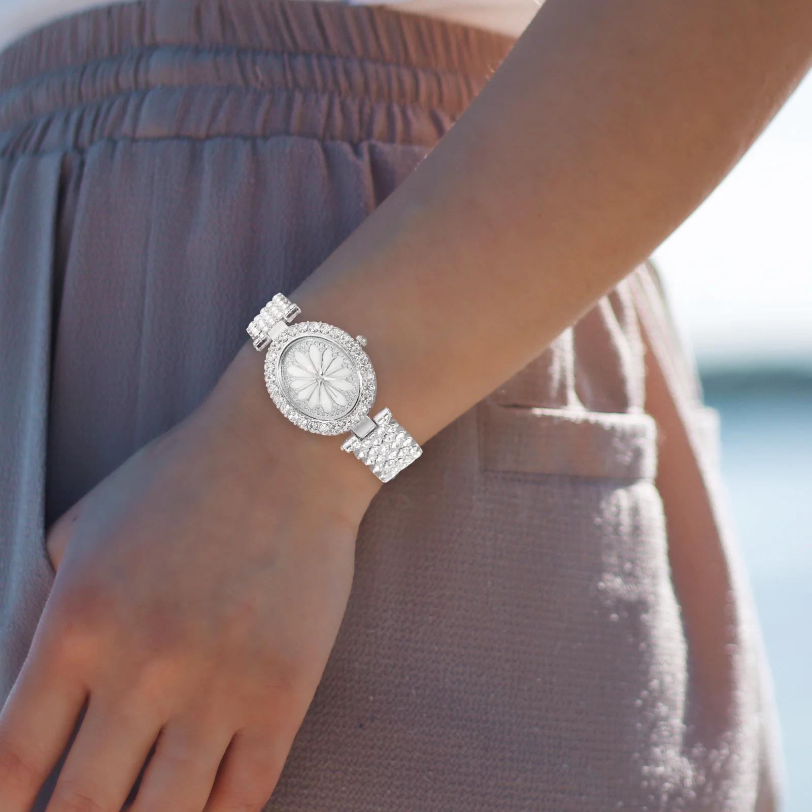 ساعة نسائية حساسة مع زخرفة حجر الراين اللامعة وحركة دقيقة وحزام قابل للتعديل وأسلوب أنيق للمكتب أو الارتداء اليومي #6