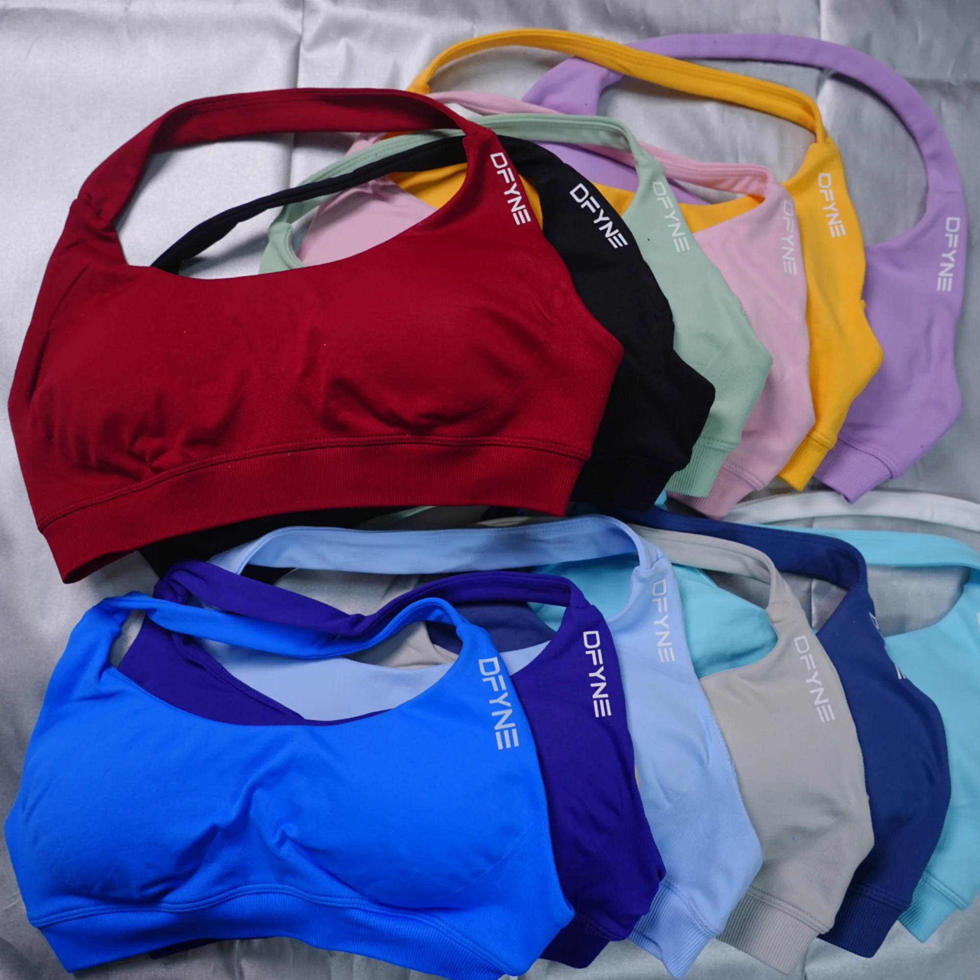Reggiseno sportivo da yoga con logo Reggiseno da donna senza cuciture con scollo all'americana aperto sul retro Reggiseni da yoga con supporto medio Top corto da palestra Abbigliamento sportivo imbottito
