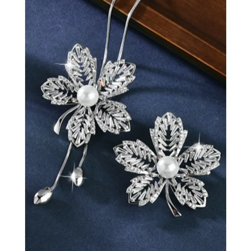 

Autumn and winter hollowed-out crystal maple leaf sweater chain, elegant and high-end, versatile leaf long necklace