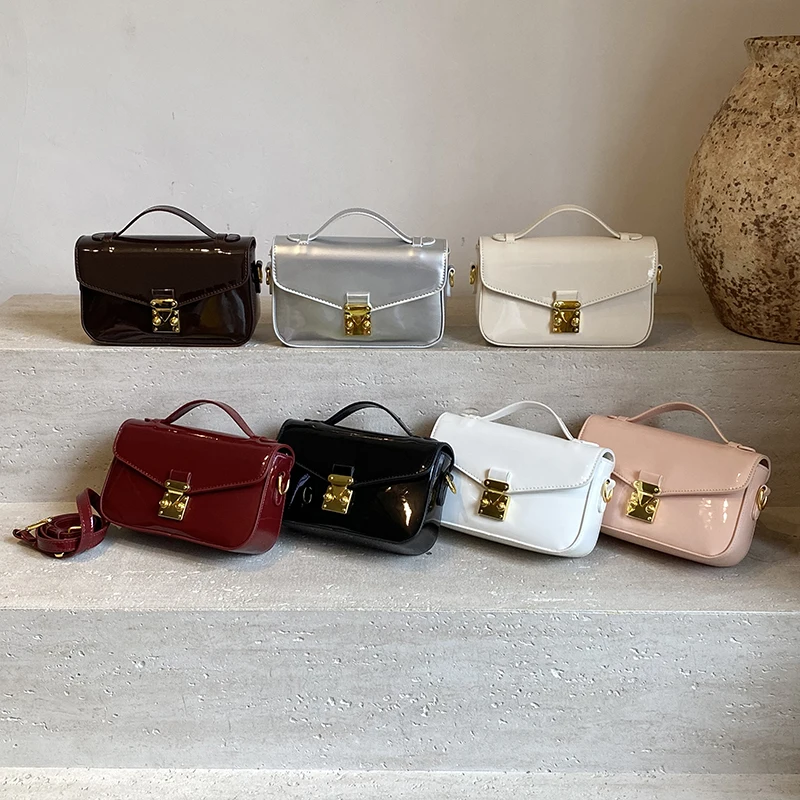 

Vintage Chic Crossbody Messenger Bag For Leisure Women With Elegant Large Capacity And Fashionable Leather