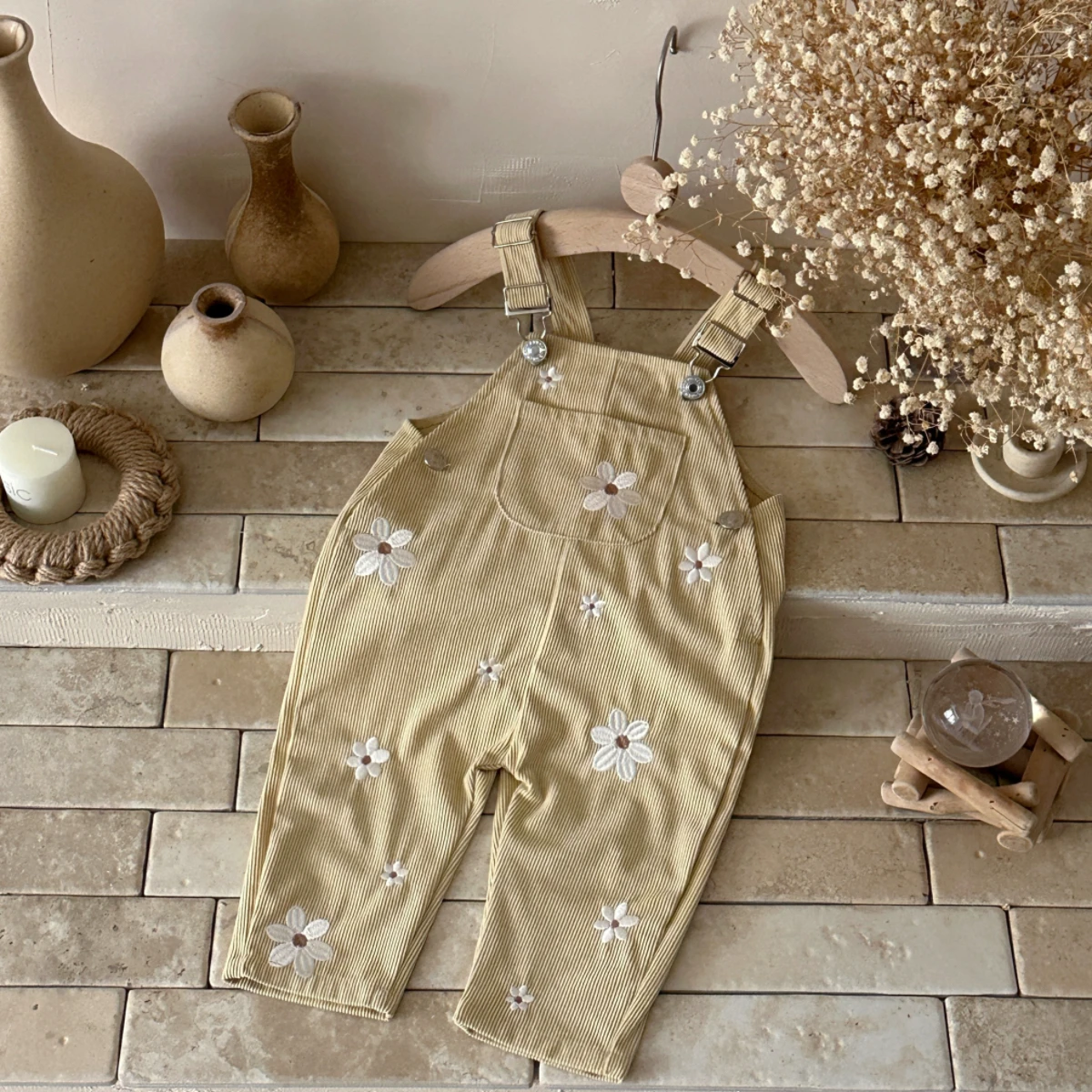 Koreanischer Stil Baby Jungen Mädchen Overalls Gänseblümchen-Stickerei Denim-Latzhosen Kinder-Overalls für Frühling Herbst 0-3 Jahre – Detail 5
