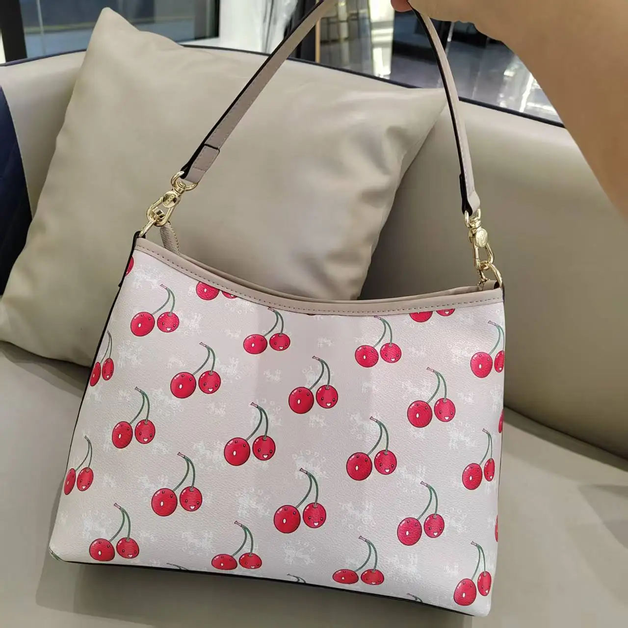 

2025 Luxury Cherry Printed Handbag Tote Bosas For Women Large Capacity Working Totes
