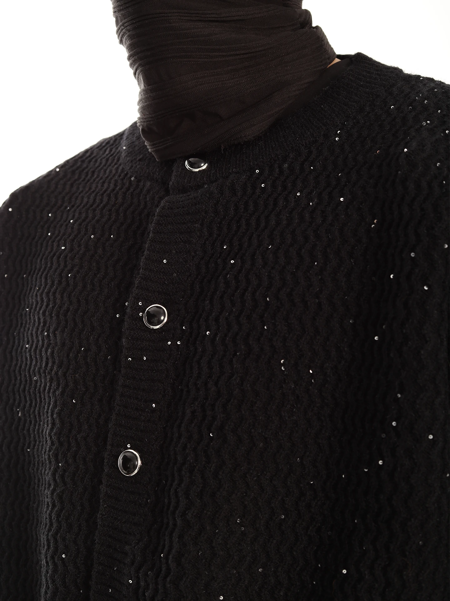 เสื้อแจ็คเก็ตไหมพรมดีไซน์หรูหราทันสมัยสำหรับผู้ชายและผู้หญิง  คอลเลคชั่นฤดูใบไม้ร่วง 2025  งานถักละเอียด  ดีไซน์โดดเด่น  ให้ความรู้สึกหรูหราเบาๆ  พร้อมกลิ่นอายความหอมอ่อนๆ