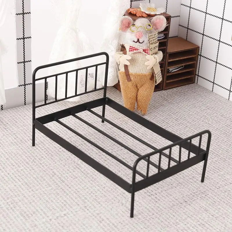 

Xm1 шт., черная железная мини-кукла, мебель, имитация кровати, аксессуары для спальни, сделай сам, игрушки 1:12, кукольный домик, миниатюрная железная модель кукольной кровати