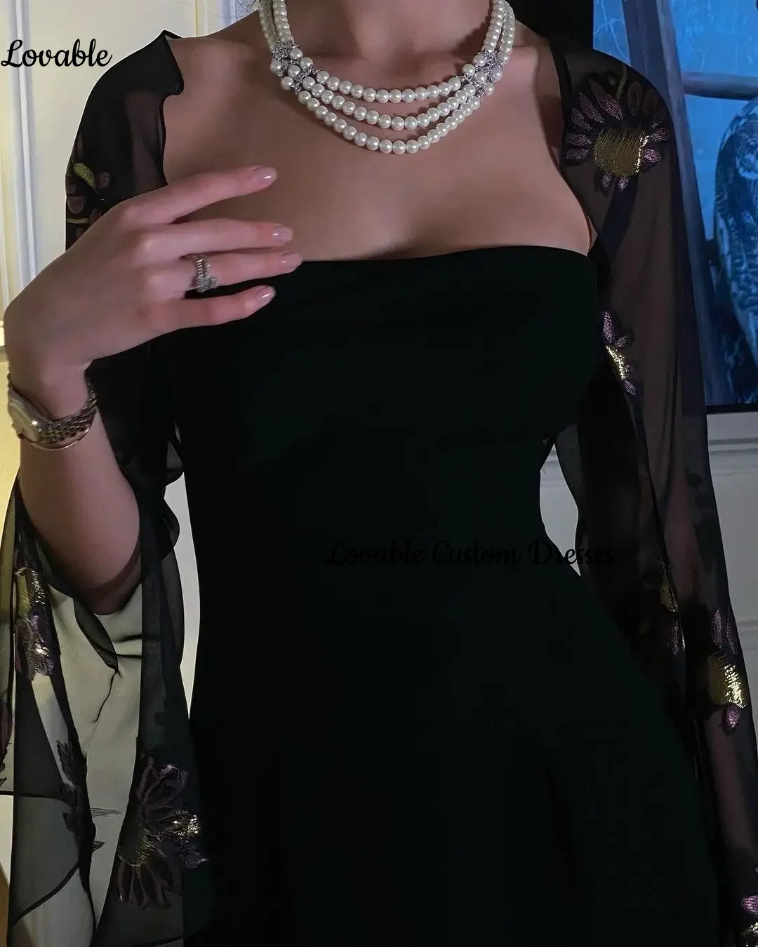 فساتين مناسبة رسمية مخصصة في دبي، خط عنق مربع، طول الأرض، فساتين سهرة فاخرة، أنيقة وجميلة