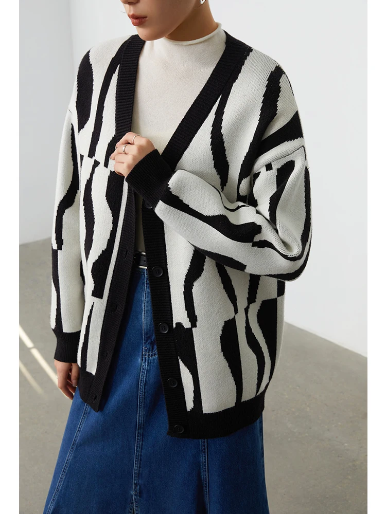 DUSHU Cozy Wind Black and White Pattern Knitted Cardigan Women Autumn Winter Casual Style Vintage Female Sweaters Cardigan