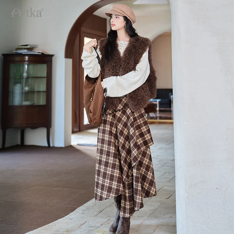 ARTKA 2025 الخريف جديد المرأة سترة معطف موضة عادية براون أفخم أكمام صدرية رشاقته الدافئة سترة معطف WA62053Q