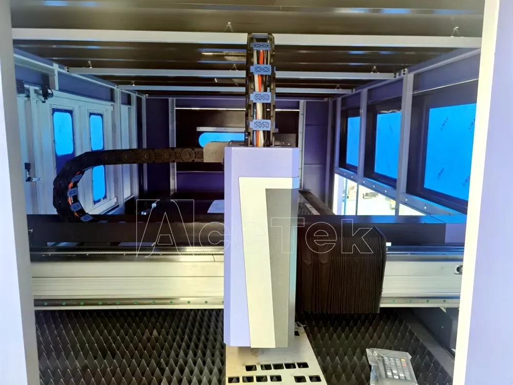 AccTek-máquina cortadora láser de fibra, plataforma de intercambio cerrada, directa de fábrica, 3000x1500, para acero, aluminio, hierro, corte de latón