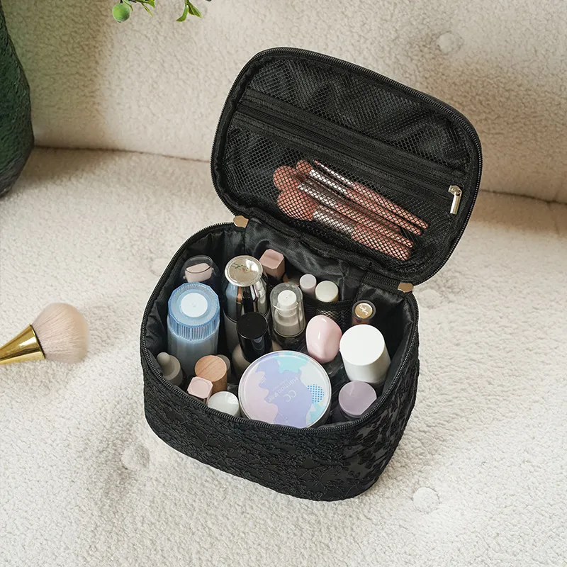 

Черные косметички-клатчи для женщин: портативные, вместительные, с вышивкой, дорожные, с изысканной молнией, с отделениями для хранения, сумки-органайзеры