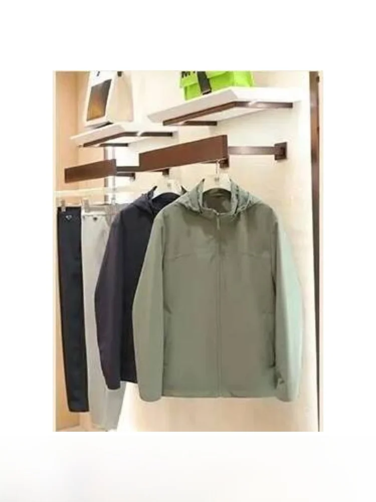 

Lightweight Outdoor Men's Fashion Jacket with Hood And Sealed Stitching in Three-Resistant Fabric Standard Fit Casual Style