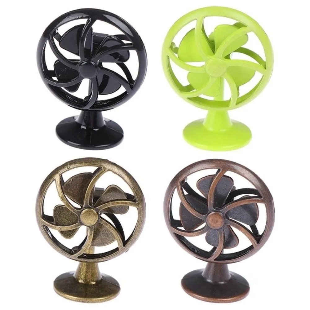พัดลมตุ๊กตาไฟฟ้าขนาด 1:12 สไตล์วินเทจย้อนยุค เฟอร์นิเจอร์บ้านตุ๊กตา ใบพัด 4 ใบ ของเล่นบ้าน โมเดลพัดลมขนาดเล็ก ของขวัญสำหรับเด็กผู้หญิง