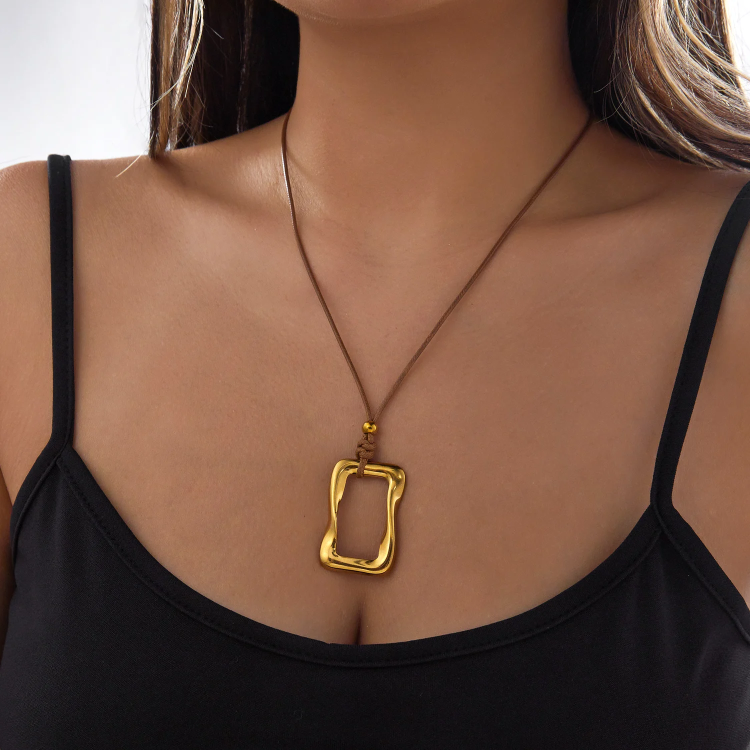 Massiver geometrischer, vergoldeter Edelstahl-Anhänger-Halskette für Damen, verstellbare Zugkordel, Lederkette, Party-Schmuckgeschenk – Detail 9