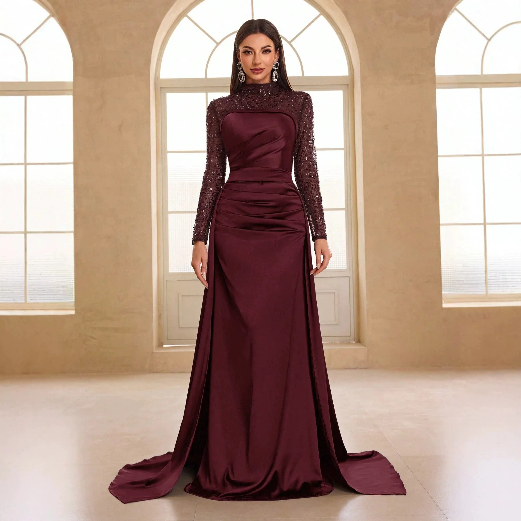Abito lungo da donna in raso blu scuro con strascico, paillettes, maniche lunghe, collo alto e drappeggiato, ideale per gala, matrimoni o come abito da invitata.