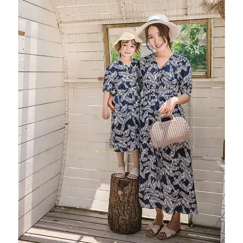 2025 Semesterlook Par Matchande Kläder Familj Pappa Strandskjortor Shorts Tvådelat Set Kläder Mor Dotter Resortklänning 10 best sales familjeklänning för mor far och son - №1