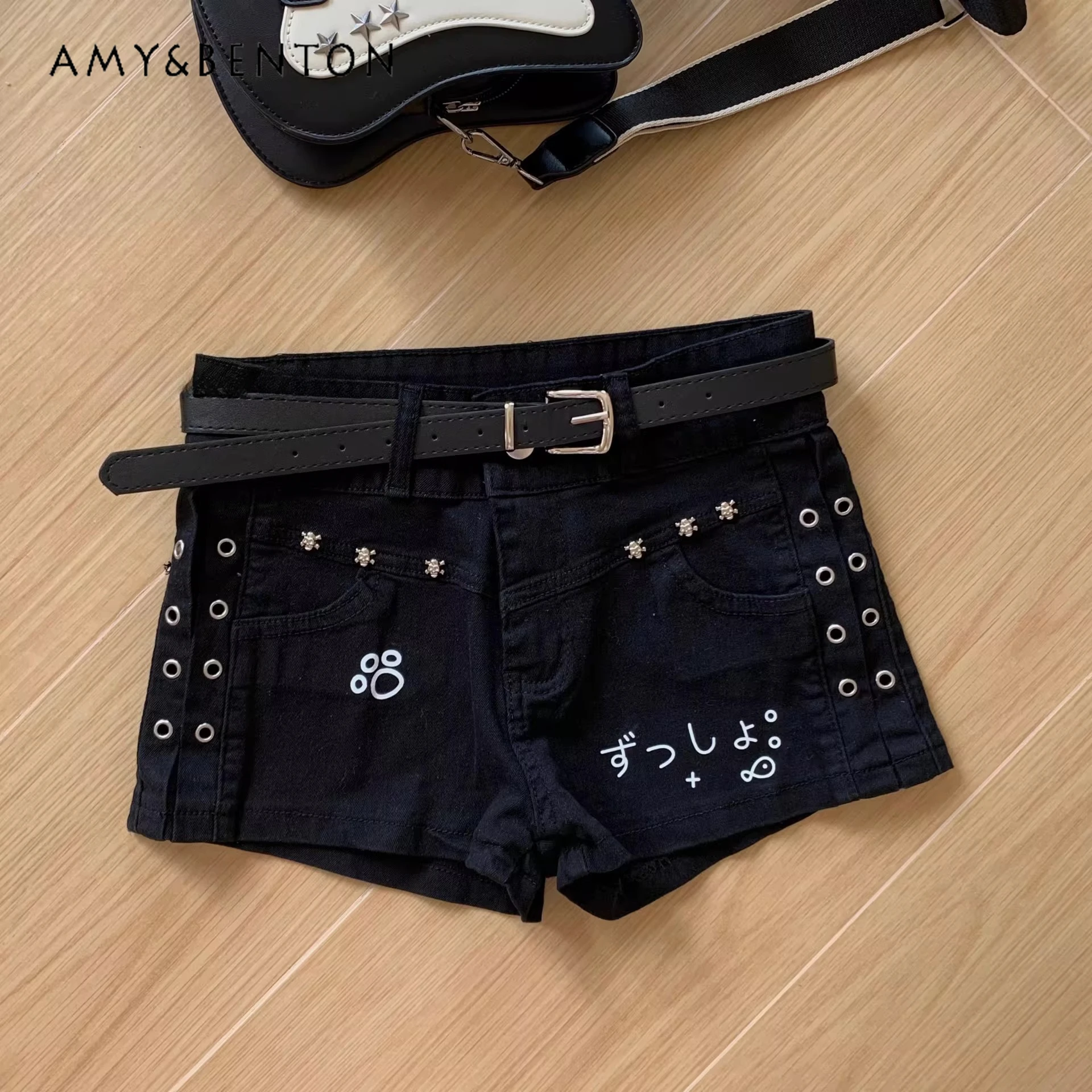 

Летние женские джинсовые шорты 2026 года в японском стиле с аниме-принтом, низкой посадкой, облегающие, стрейч, с универсальным черным ремнем