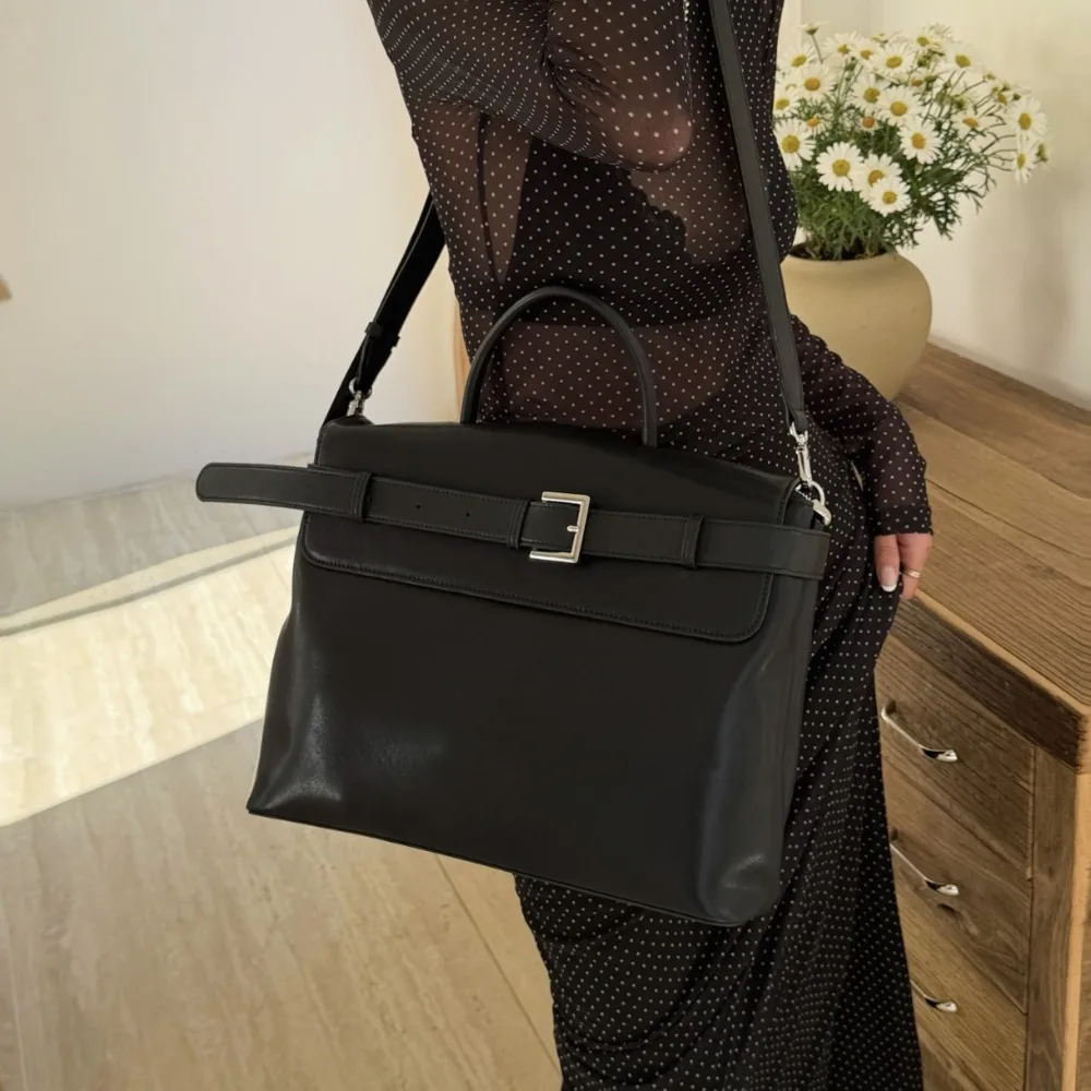 

Женская сумка 2026 года, весенняя новинка, ретро-стиль, большая вместимость, высокое качество, универсальная, классический нишевый дизайн, простая, повседневная, для отдыха